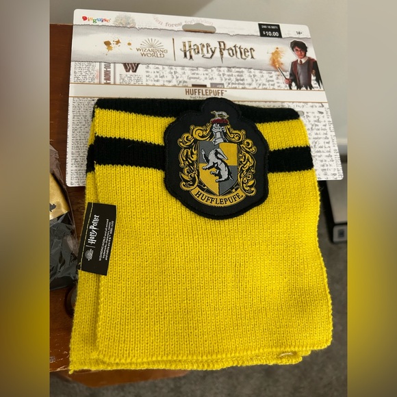 🎯CLEARANCE LAST CHANCE Harry Potter Hufflepuff Set: Scarf and Hair-bow NWT! - Picture 2 of 4